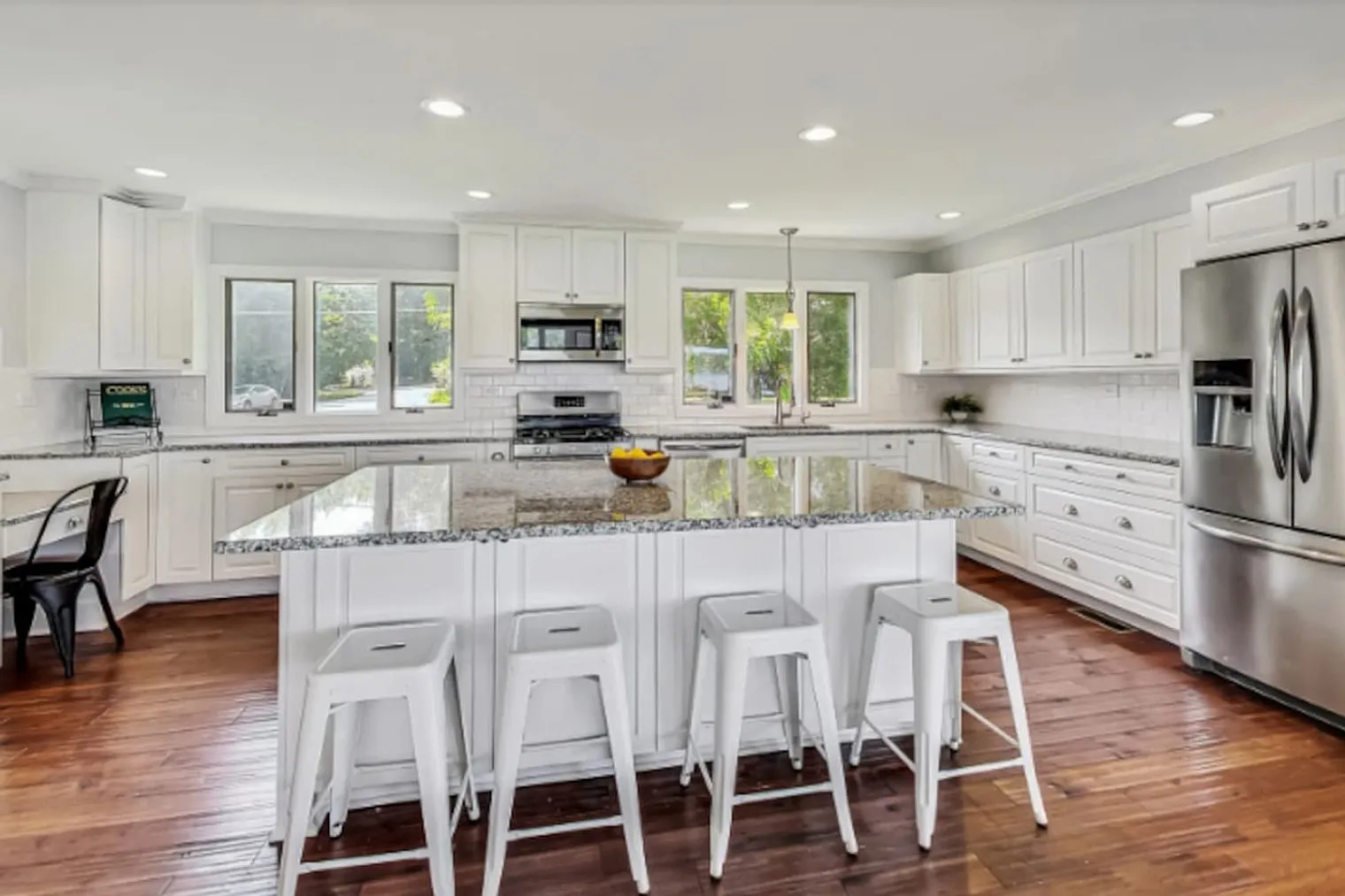 5 bed, 5.0 bath, 4079 sqft, $4,346 — Photo 4