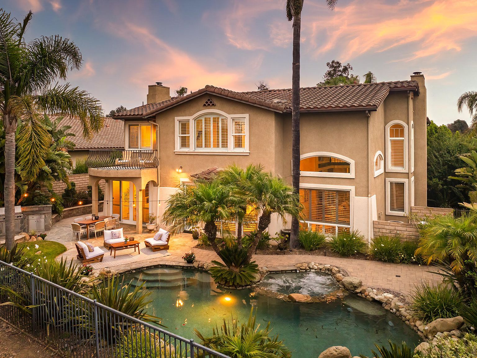 2767 Avenida De Autlan