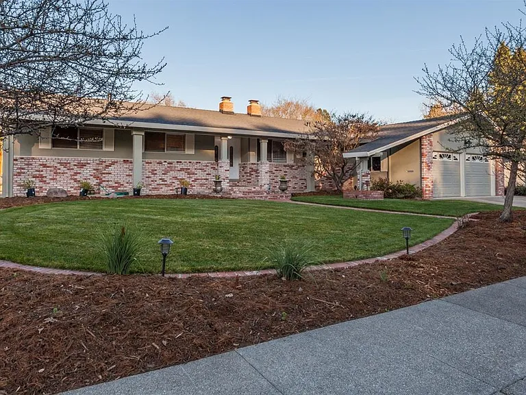 2572 Rollingwood Dr — Photo 1
