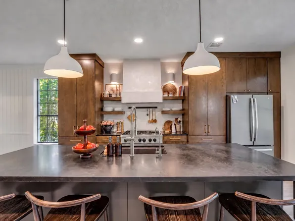 748 Forest Lane Dr, Conroe, TX 77302