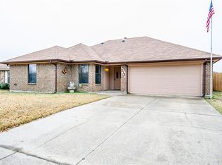 212 Freedom Ln, Arlington, TX 76002