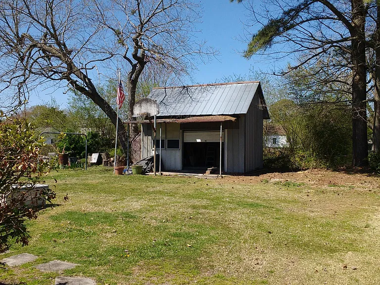 Large backyard and large shed/workshop