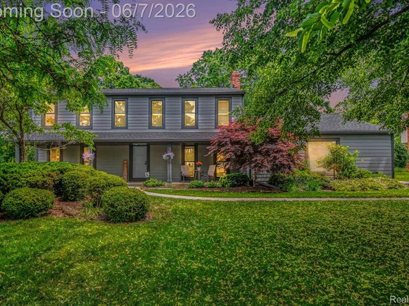 4071 Shore Crest Dr, West Bloomfield, MI 48323
