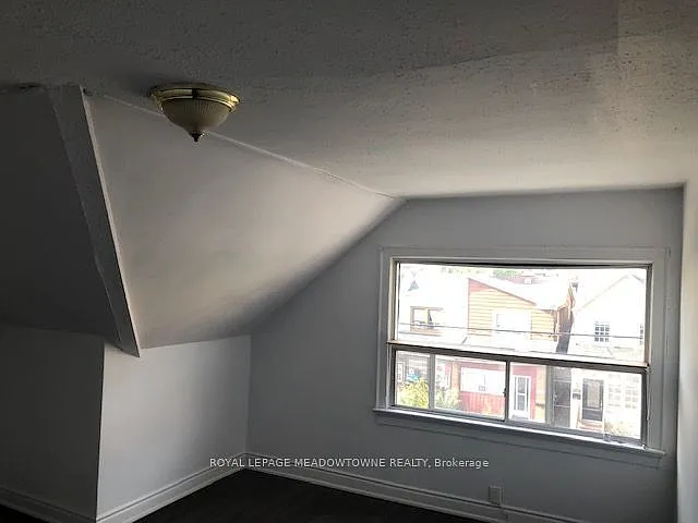 1211 College St #UPPER — Photo 30