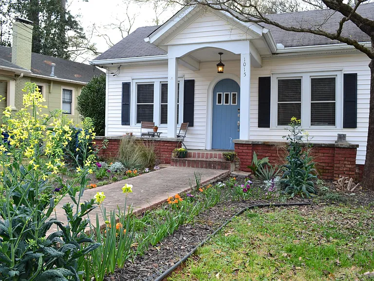 1015 Woodland Ave SE — Photo 2