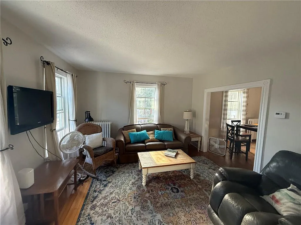 3 bed, 1.5 bath, 1242 sqft, $2,700 — Photo 4