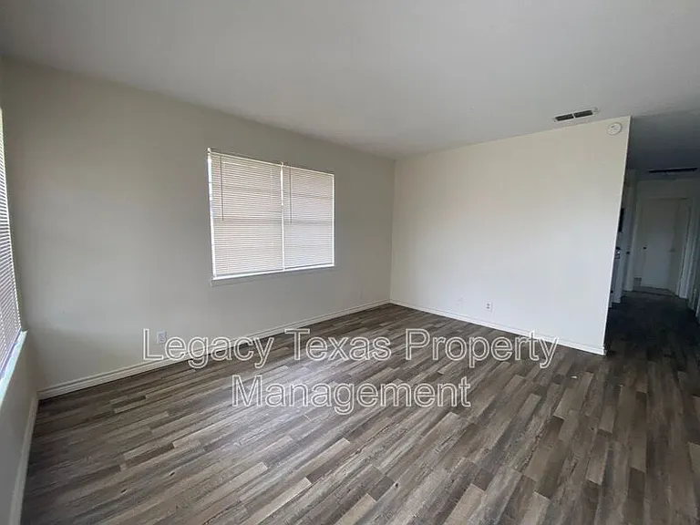 108 Pine St — Photo 3