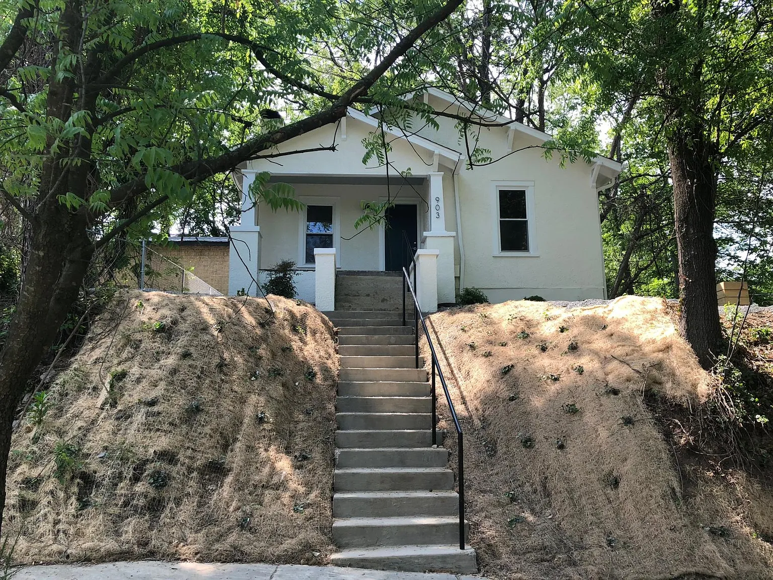 2 bed, 750 sqft, $2,100 — Photo 1