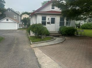 44 Perry Ave, Bayville, NY 11709
