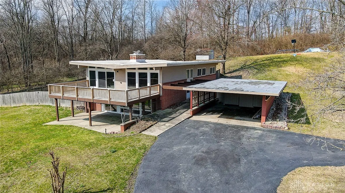 600 White Oak Dr photo 1