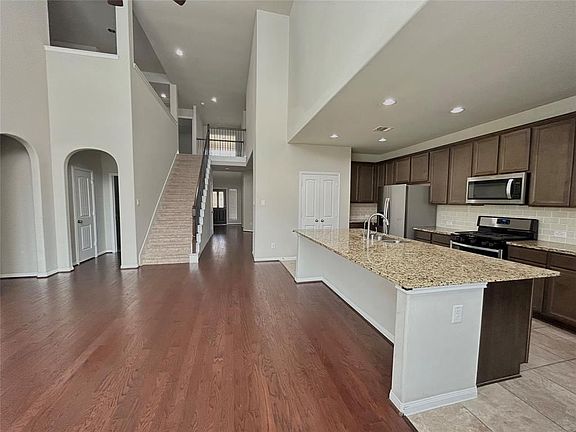 4th image of 615 Yaupon Creek Ln