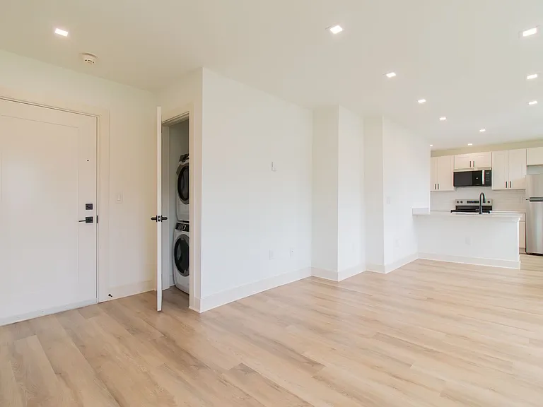 Huntington Apartments — Photo 12