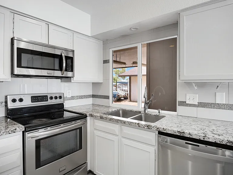 2056 W Des Moines Cir — Photo 13
