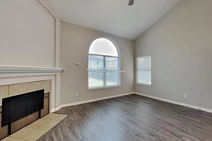 4 bed, 2.5 bath, 2289 sqft, $2,190 — Photo 3