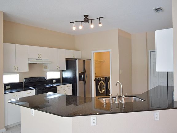 4th image of 601 NW Waverly Cir