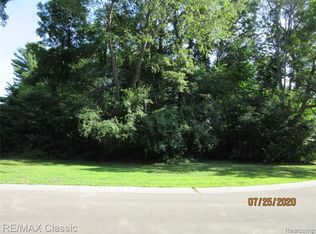 40 Hill Hollow Ln, Milford, MI 48381