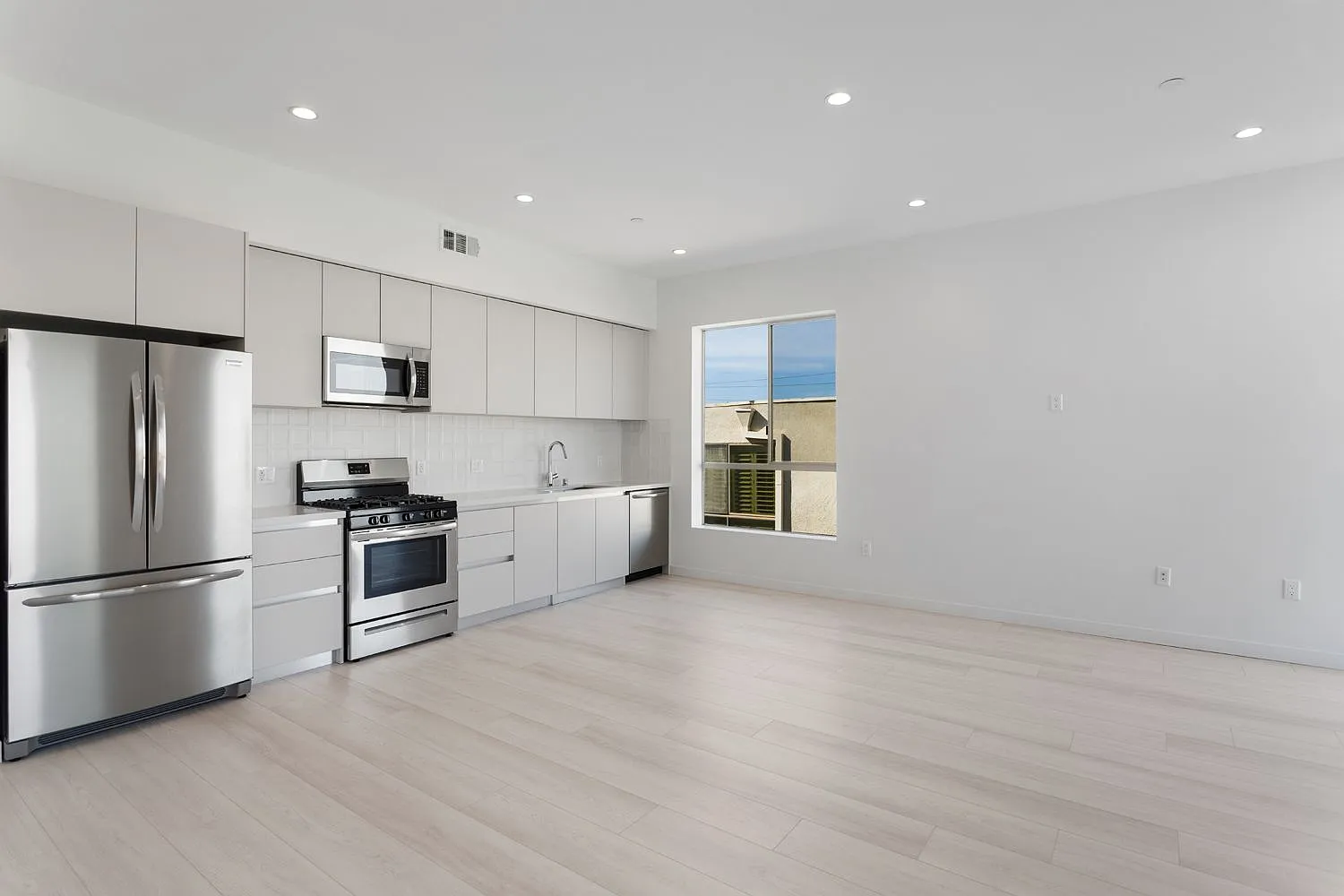 1827 Midvale Ave — Photo 1