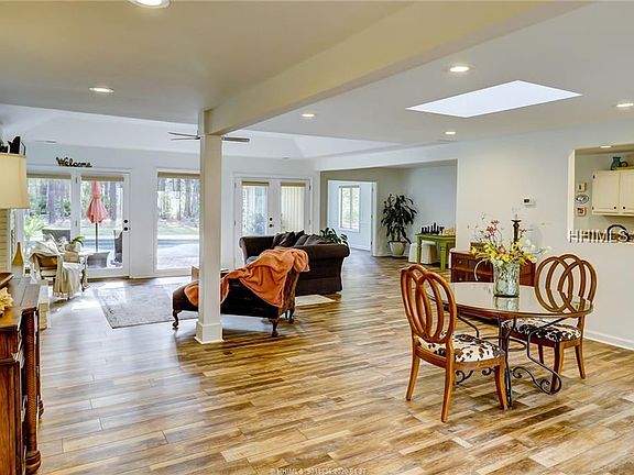 3rd image of 4 Lenora Dr