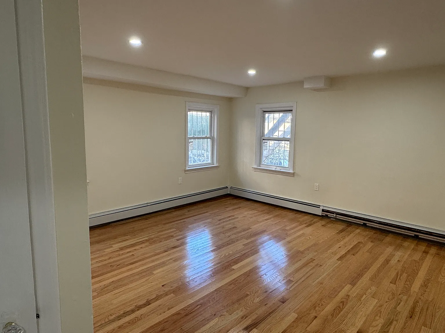 1054 Lydig Ave — Photo 2