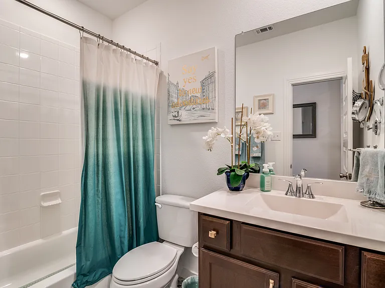 Full bathroom between 1st and 2nd bedroom