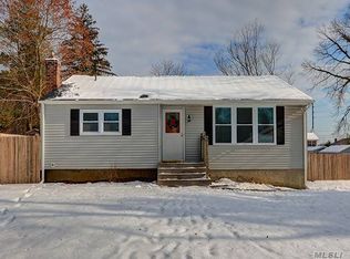 5 Hemlock Rd, Rocky Point, NY 11778