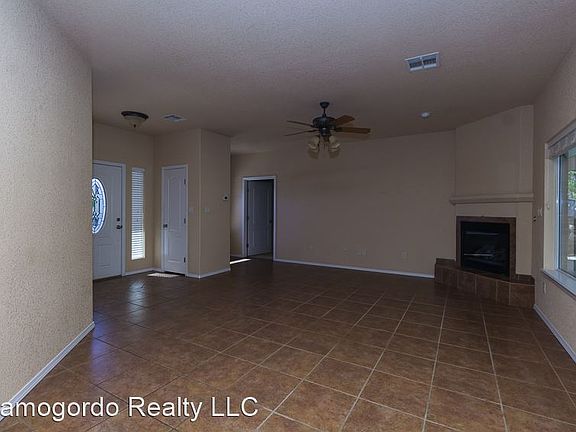 4th image of 2524 Desert Hills Dr