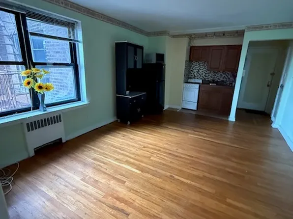 2821 Kings Highway image 4 of 18