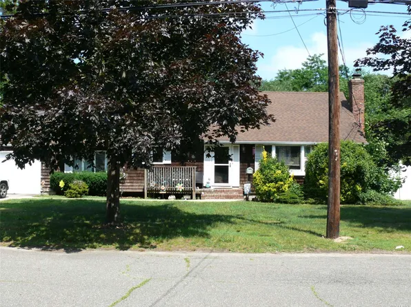1339 Gardiner Dr, Bay Shore, NY 11706