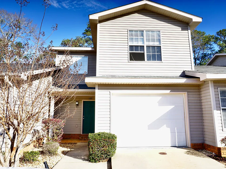 127 Creek Ln