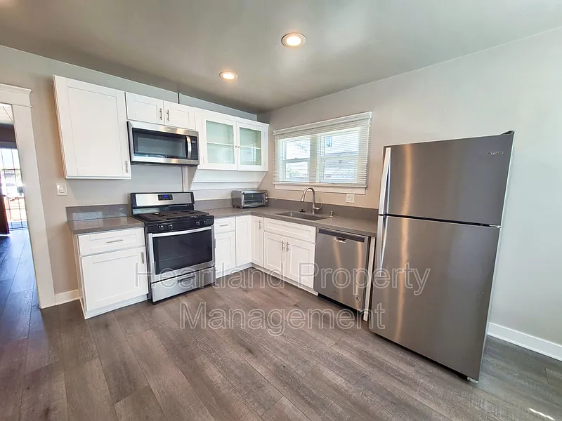 2 bed, 1.0 bath, 880 sqft, $2,550 — Photo 3
