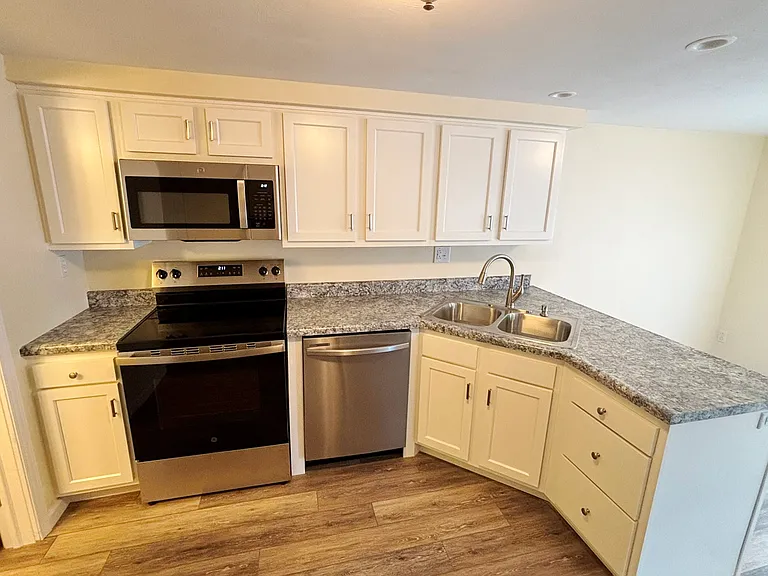 912 Cedar St — Photo 1