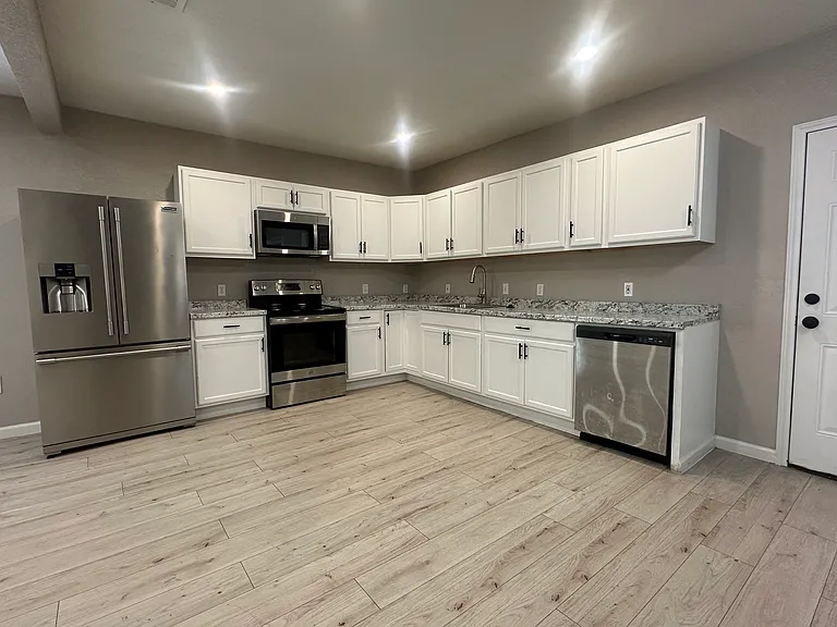 902 S San Eduardo Ave — Photo 2
