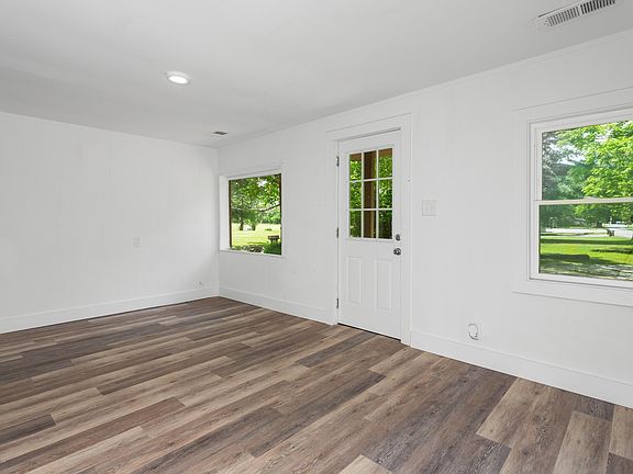 4th image of 381 Crocker Rd