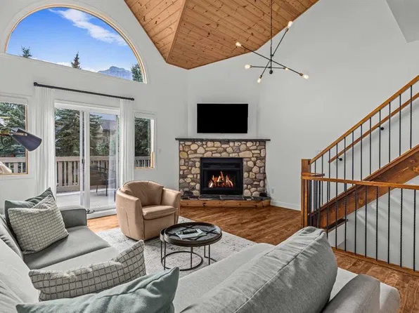 822 SE 5th St #4, Canmore, AB T1W 2G4