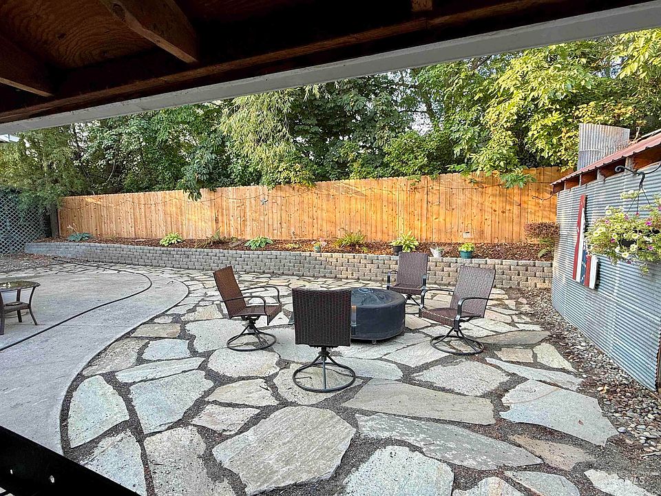2nd image of 214 E North St