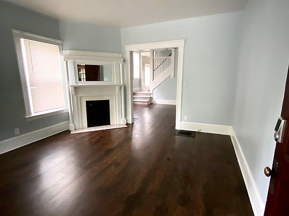 3rd image of 1422 W 114th St