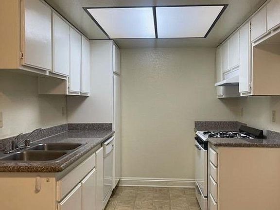 3rd image of 10030 Rosecrans Ave #60