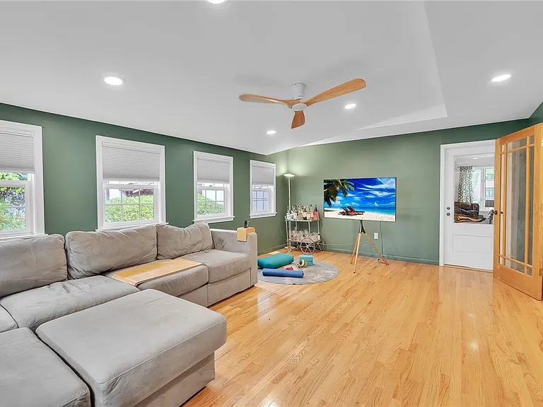 114 Burbank Dr — Photo 19