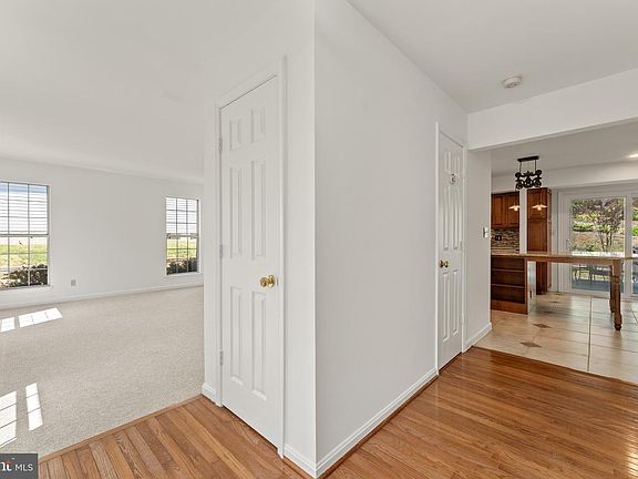 4th image of 29 Woods Edge Ct