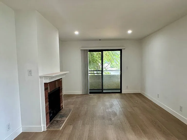 21826 Saticoy St — Photo 4