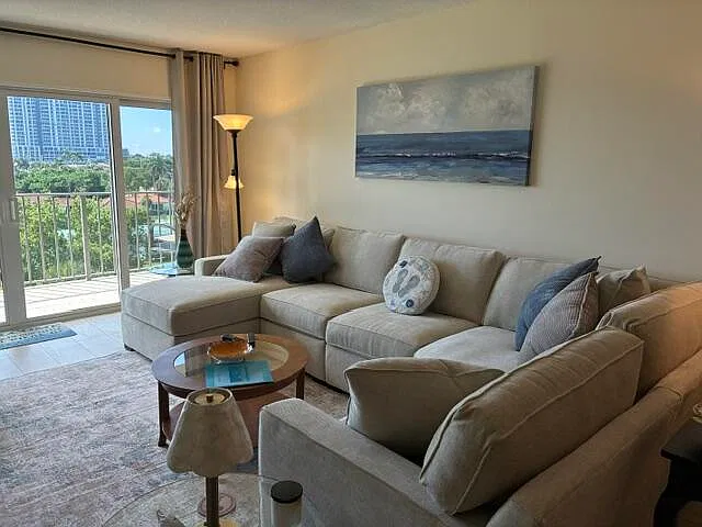 2 bed, 2.0 bath, 1440 sqft, $4,000 — Photo 3