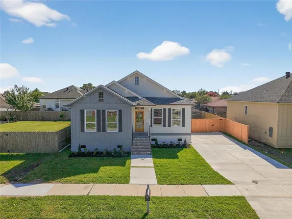 3217 Dauterive Dr, Chalmette, LA 70043