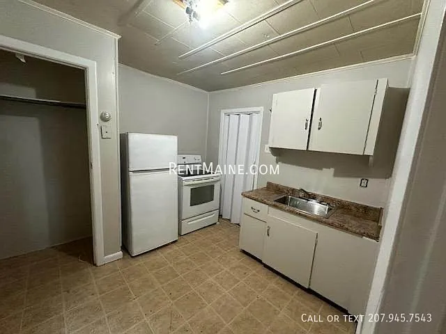 Studio, $975 — Photo 1