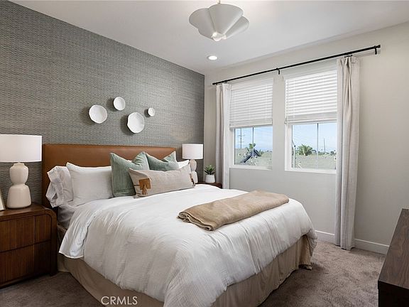 5th image of 153 S Iris