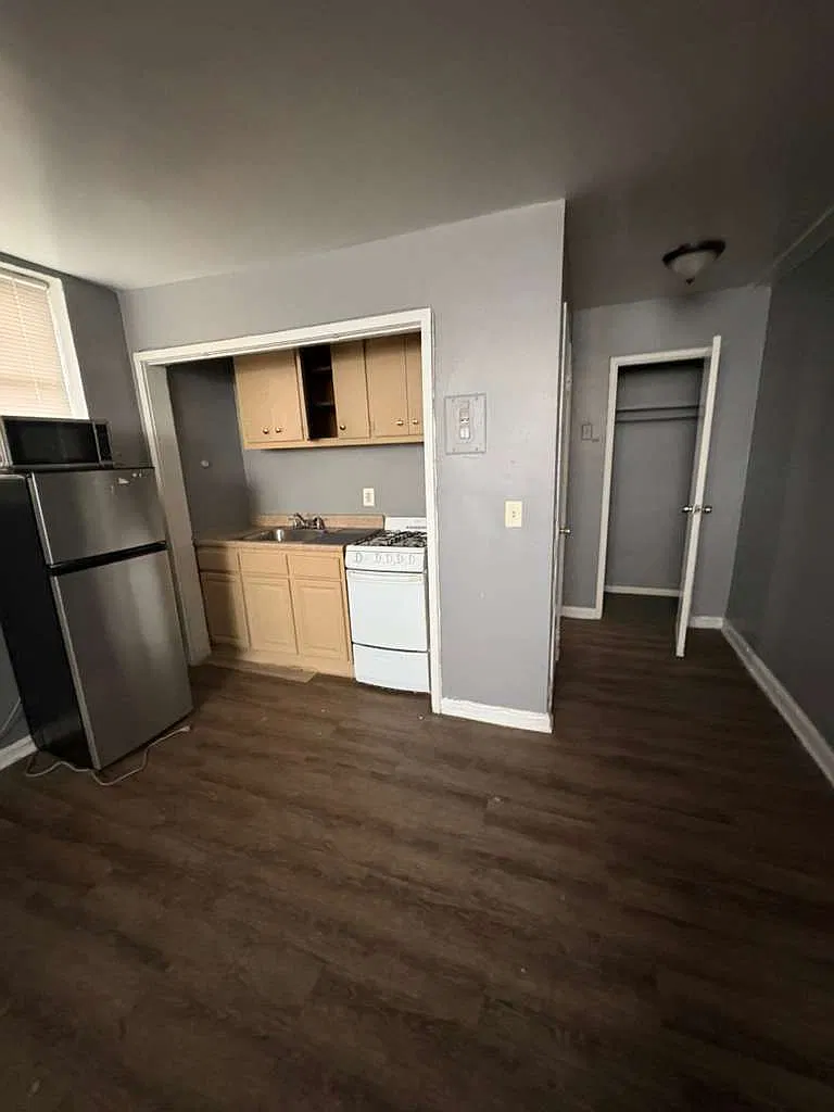79 Hopkins Pl — Photo 2