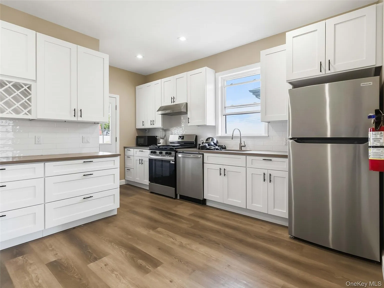 3 bed, 1.5 bath, 948 sqft, $7,200 — Photo 1