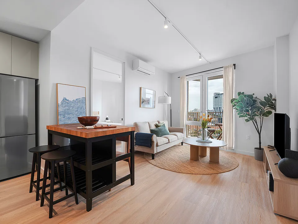 16 West St #628