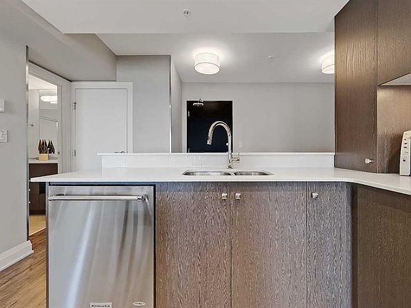5th image of 930 S 6th Ave SW #2304