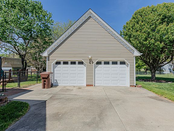 4th image of 1645 Majesty Dr