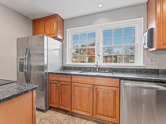5th image of 8392 Glastonbury Ct